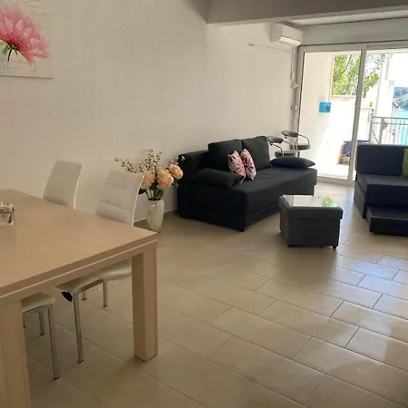 Pina Zonsa 2 Pers * Tisno