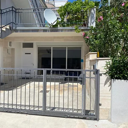 Pina Zonsa 2 Pers * Tisno